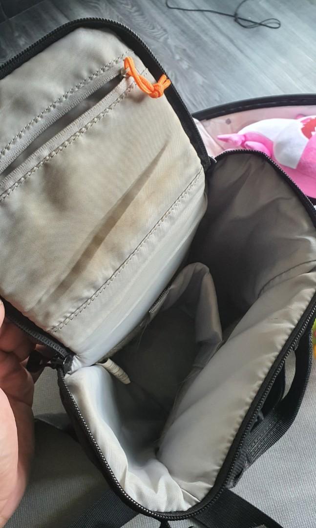 Lowerpro Top Loader (Category: Camera Bags & Carriers) located in Singapore. Submitted by criusmasterd (Listing ID 1094852295, Image 2). Description: slight discolouration as shown on the picture, but other than that, the bag is functional 😀.