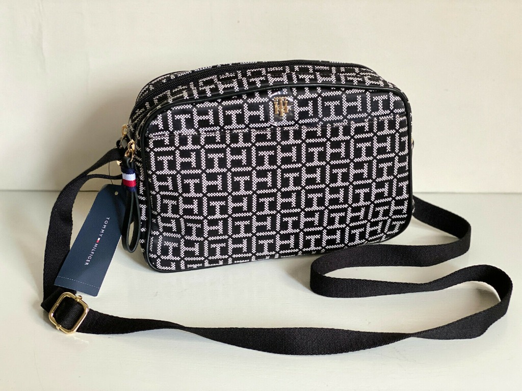 Tommy hilfiger hotsell logo crossbody bag