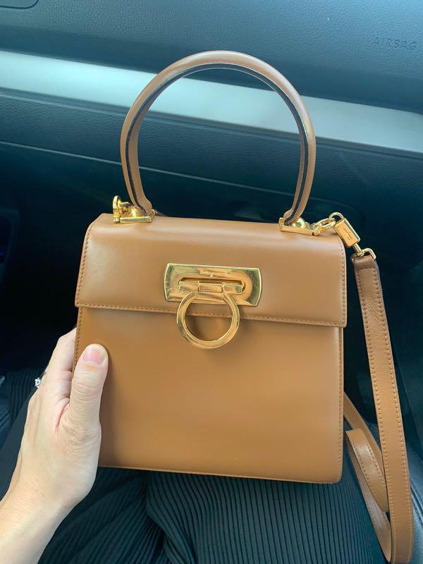 Salvatore Ferragamo Vintage Gancini 2 Ways Bag In Caramel Brown 中古博物館系列兩用袋 啡色 焦糖色 名牌 手袋及銀包 Carousell Salvatore Ferragamo Vintage Gancini 2 Ways Bag In Caramel Brown 中古博物館系列兩用袋 啡色 焦糖色 名牌 手袋及銀包 Carousell