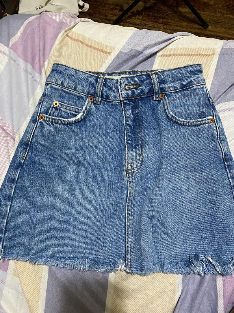 Topshop Denim Blue Skirt (Category: Skirts) located in Makati City. Submitted by giave (Listing ID 1094808241, Image 1). Description: .