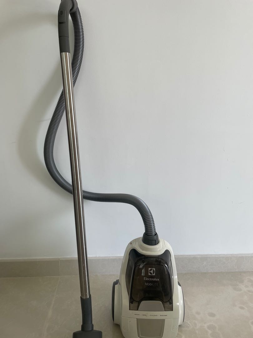 Vacuum Electrolux Mobilite white (2nd hand), TV & Home Appliances
