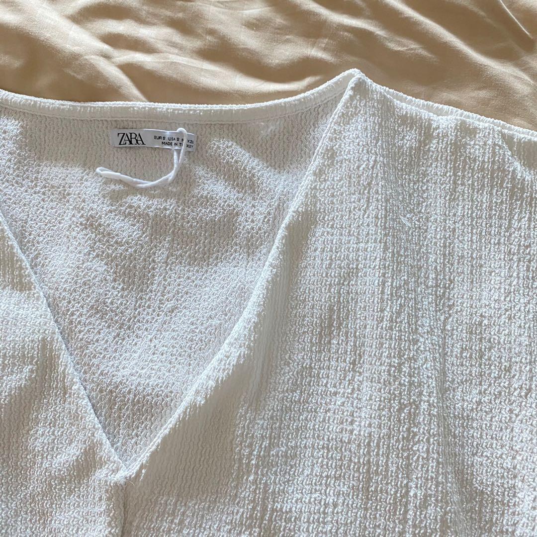 Zara Top (Category: Blouses) located in Manila. Submitted by declutters137 (Listing ID 1094862077, Image 2). Description: .