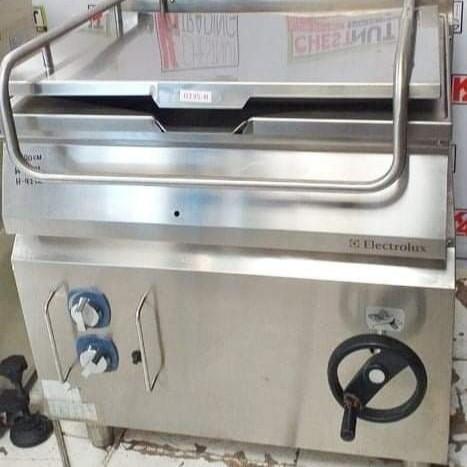 Electrolux Tilting Pan Gas Type (Category: Cookers) located in Makati City. Submitted by budgetappliance (Listing ID 1095037738, Image 1). Description: Electrolux Tilting Pan Gas Type Made in EU F. Model: E7BRGHSNF0 Comm. Model: E7BRGHSNF0 Serial Number: 21308001 Good condition With 30days warranty For inquiries Pls text or call 09058994523.