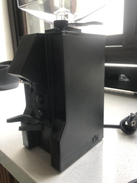 Eureka Mignon Manuale Electronic Coffee Grinder (Category: Coffee Machines & Makers) located in Manila. Submitted by macchina_espresso_mnl (Listing ID 1095073904, Image 1). Description: Color Black 220-240 volts Hopper capacity: 300 g Grinder blades: 50mm flat burrs Stepless grinder adjustment https://www.eureka.co.it/en/catalogo/prodotti/macinacaff%c3%a8+on+demand/1/27.aspx Location: QC area.