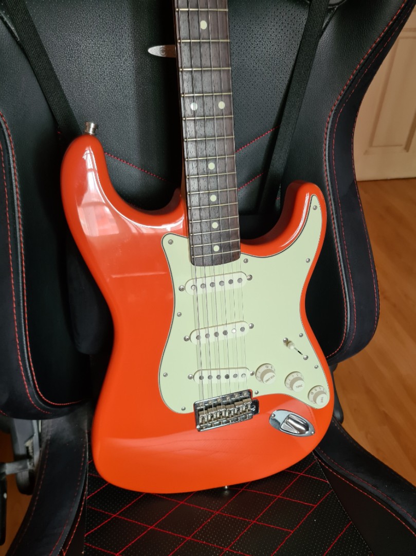 Fender Japan Traditional II 60's Stratocaster Fiesta Red, Hobbies