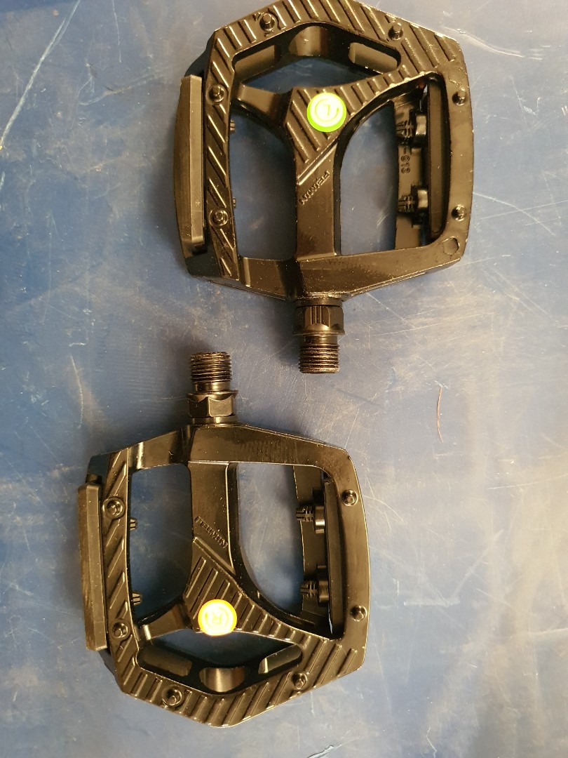 Gold hotsell flat pedals