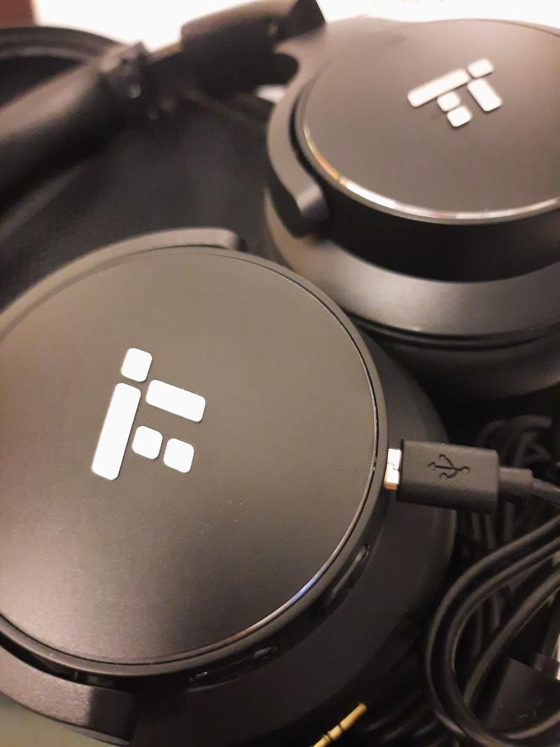 wireless headset (Category: Headphones & Headsets) located in Singapore. Submitted by jrl13 (Listing ID 1095177362, Image 2). Description: .