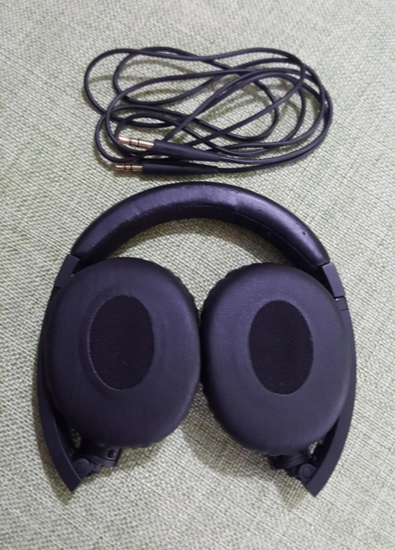 ORIGINAL BOSE HEADSET (Category: Headphones & Headsets) located in Las Pinas. Submitted by warrior.warrior (Listing ID 1095021588, Image 2). Description: Bought in Norway Rarely Used Issue: Natanggal na ang leather sa lalagyan nya dahil matagal di nagamit at nasa sulok lang at may konting crack sa leather ng headband . Fix Price..