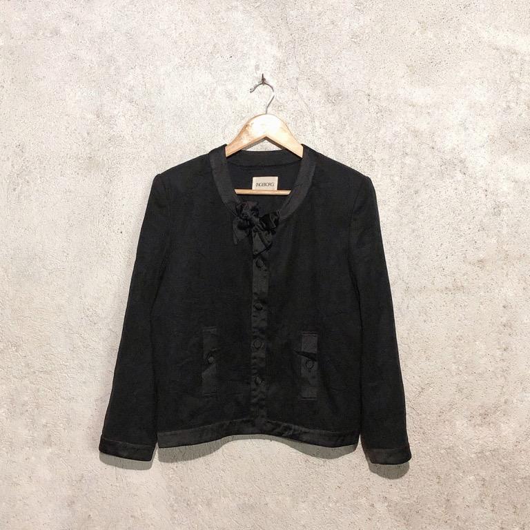 Women's Black Suede Blazer (Category: Coats, Jackets and Outerwear) located in Mandaluyong City. Submitted by junos.mnl (Listing ID 1095007064, Image 3). Description: Women's Black Suede Blazer / S-M / P150 ⠀⠀⠀⠀⠀⠀⠀⠀⠀ Shoulder: 16in Bust: 17in Length: 23in ⠀⠀⠀⠀⠀⠀⠀⠀⠀ *actual color may vary due to lighting* .