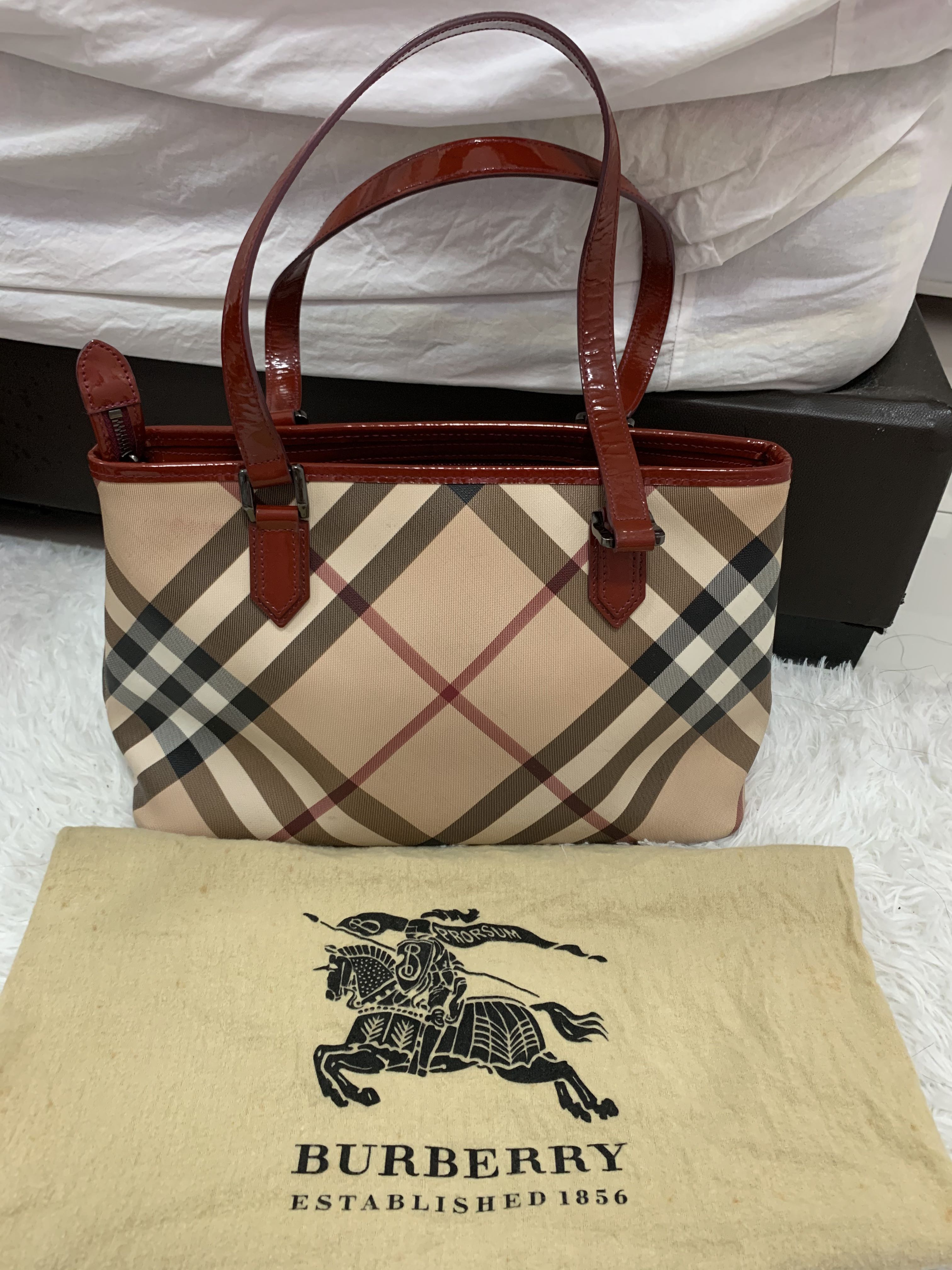 ? Burberry Nova Check Tote Bag with Zipper Raya Promotion, Luxury, Bags &  Wallets on Carousell