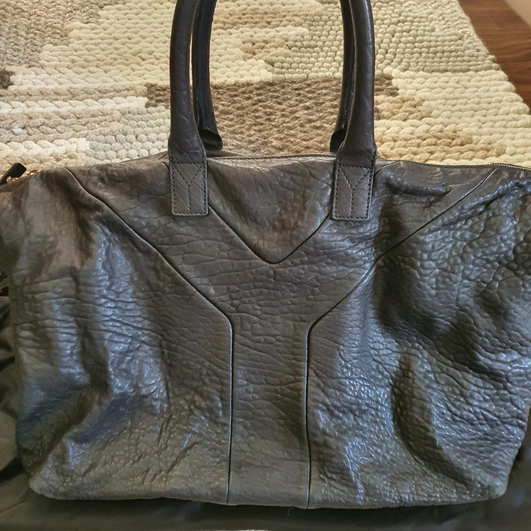 Authentic YSL Yves Saint Laurent easy large bag Leather (Category: Luxury Bags & Wallets) located in Las Pinas. Submitted by halo_muse (Listing ID 1095253905, Image 2). Description: 100% Authentic YSL Easy large bag lamb skin leather comes with dust bag, leather swatch, care cards..