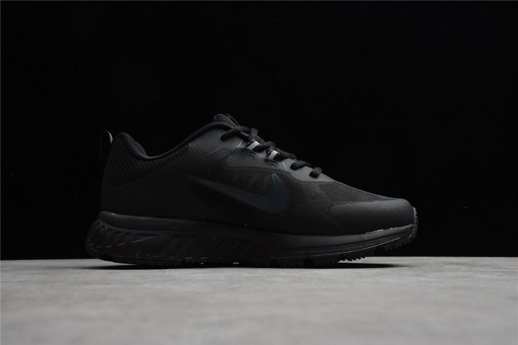 Pure black hotsell nike shoes
