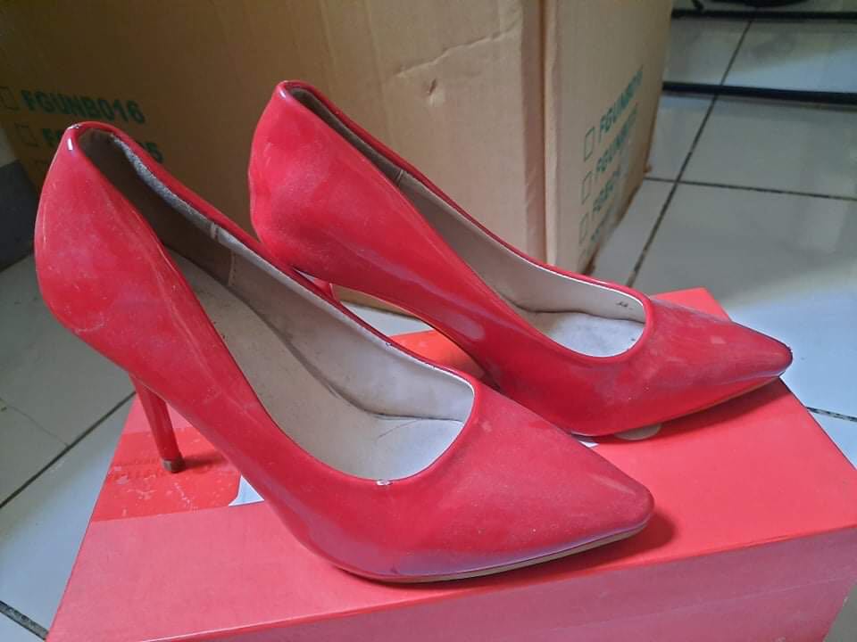 red heels size 6