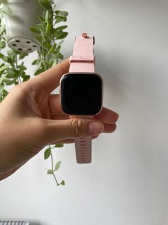White rose on sale gold fitbit versa