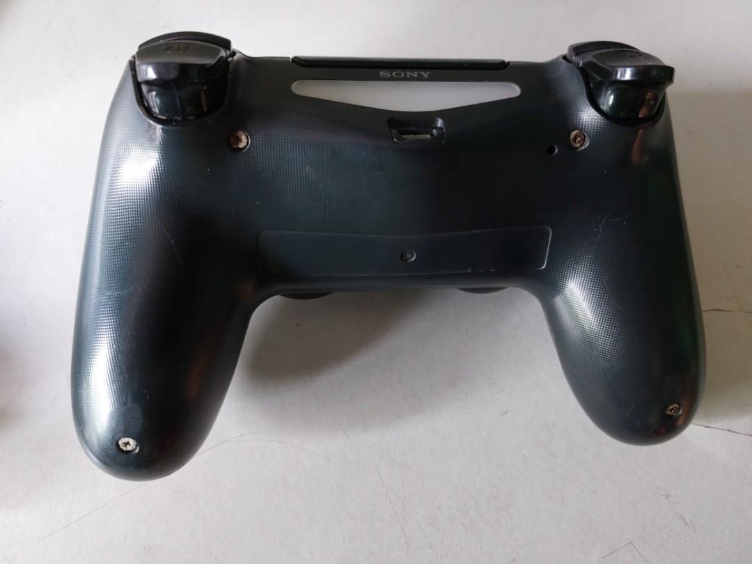 PS4 controller (black) original, preloved (Category: Controllers) located in Manila. Submitted by prettypr1ncess (Listing ID 1091573435, Image 2). Description: Original PS4 controller - preloved Working Issue: - hitches in movement - slow when looking right - moves left when pressing R2 location: pasig manggahan shipping c/o buyer shopee checkout available.