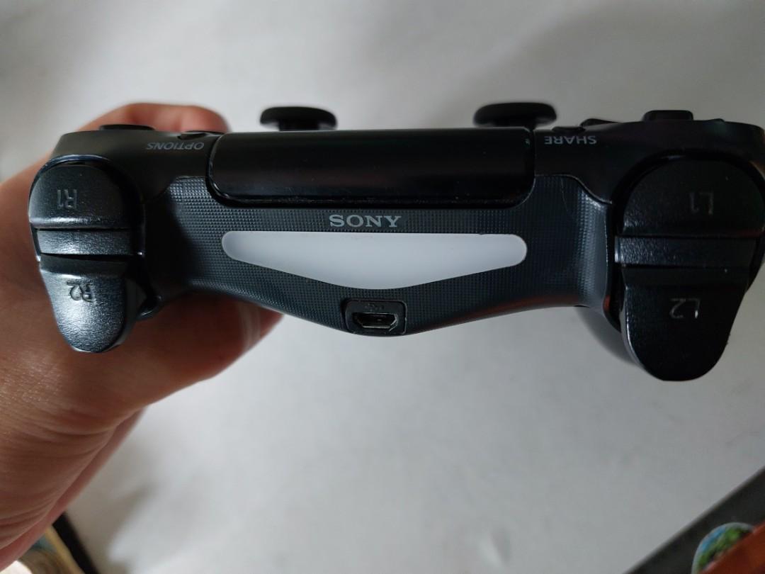 PS4 controller (black) original, preloved (Category: Controllers) located in Manila. Submitted by prettypr1ncess (Listing ID 1091573435, Image 3). Description: Original PS4 controller - preloved Working Issue: - hitches in movement - slow when looking right - moves left when pressing R2 location: pasig manggahan shipping c/o buyer shopee checkout available.