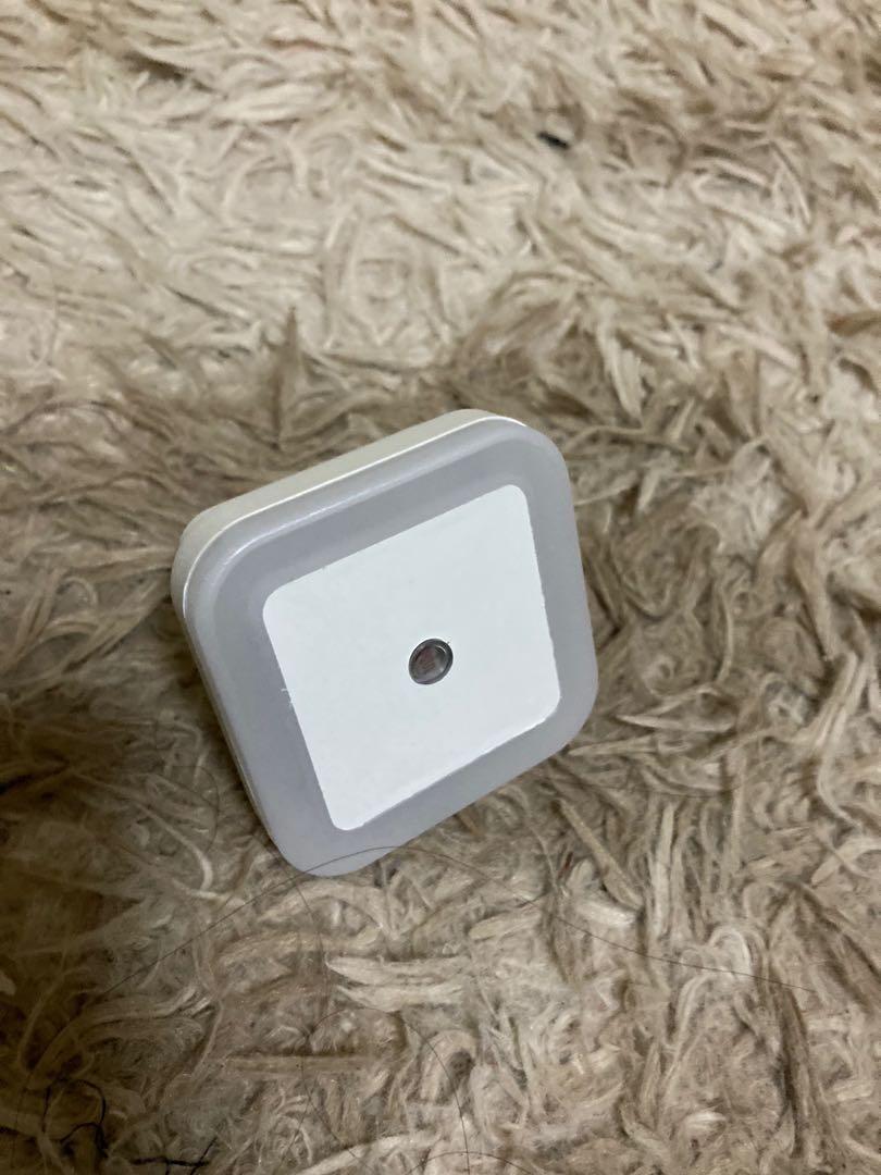 Automatic sensor white light (Category: Lighting) located in Singapore. Submitted by tasya028 (Listing ID 1095635654, Image 1). Description: Negotiable.