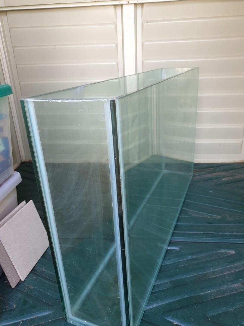 Narrow fish tank clearance