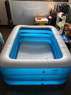 Inflatable pool with pump 