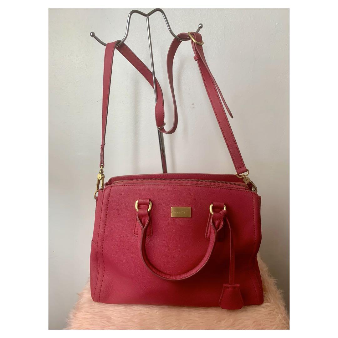 Original Pink Sisley 2 Wag Bag (Category: Cross-body Bags) located in Quezon City. Submitted by skinguru (Listing ID 1095448524, Image 1). Description: Original Pink Sisley 2 Way Bag ✅ 2 way Bag (handbag/Sling) ✅ with signs of usage as seen sa pic ✅ rubber linings instact ✅ no cracks .