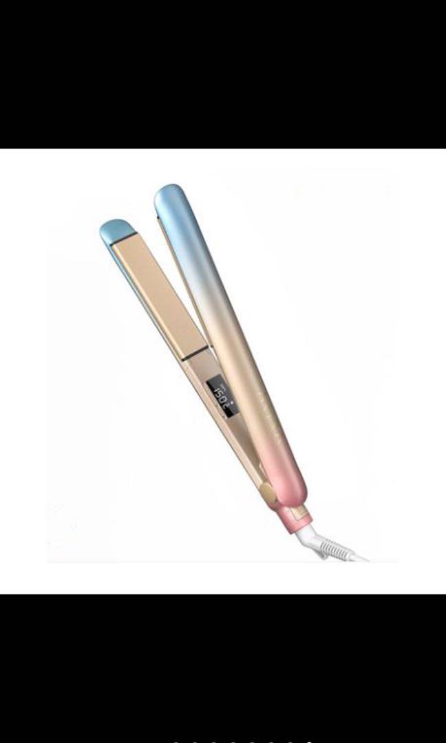 Akira hair straightener Clearance