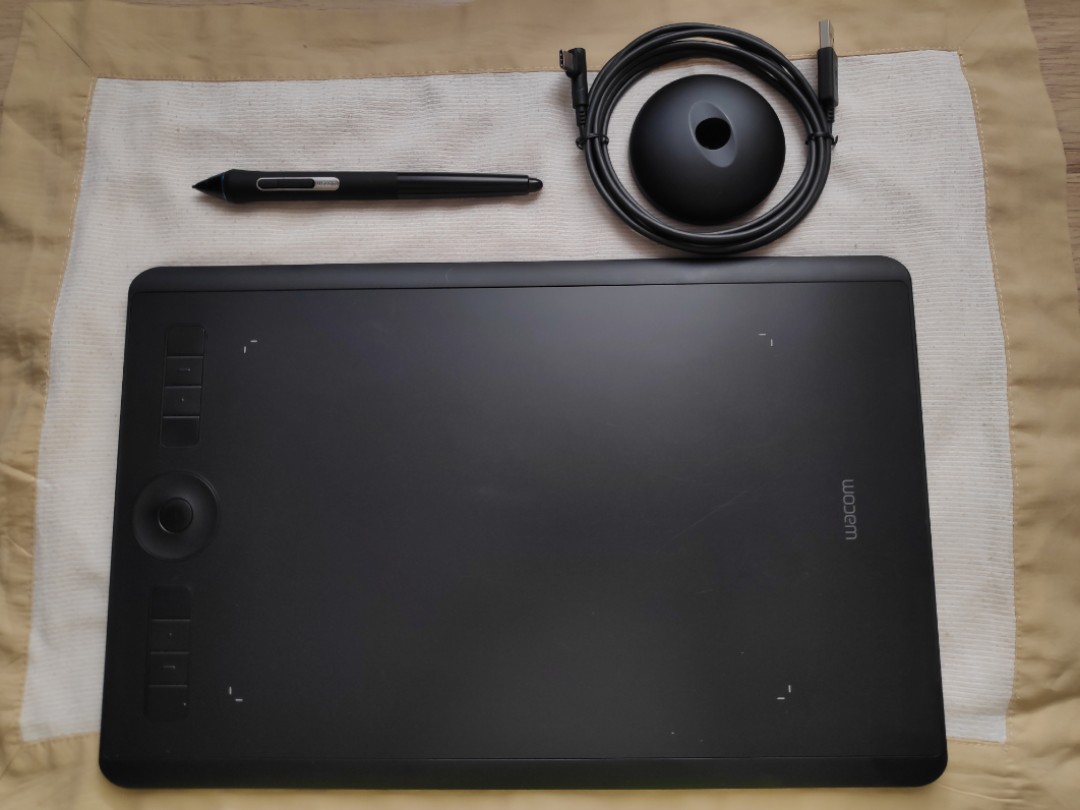 Intuos Pro Medium PTH-660 Wacom drawing digital graphics pen tablet ...