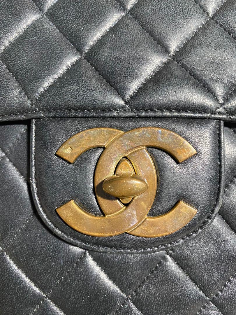 Authentic Vintage Jumbo Flap (Category: Luxury Bags & Wallets) located in Cebu City. Submitted by shyfatares (Listing ID 1095876437, Image 3). Description: Flaw is due to humidity Lambskin .