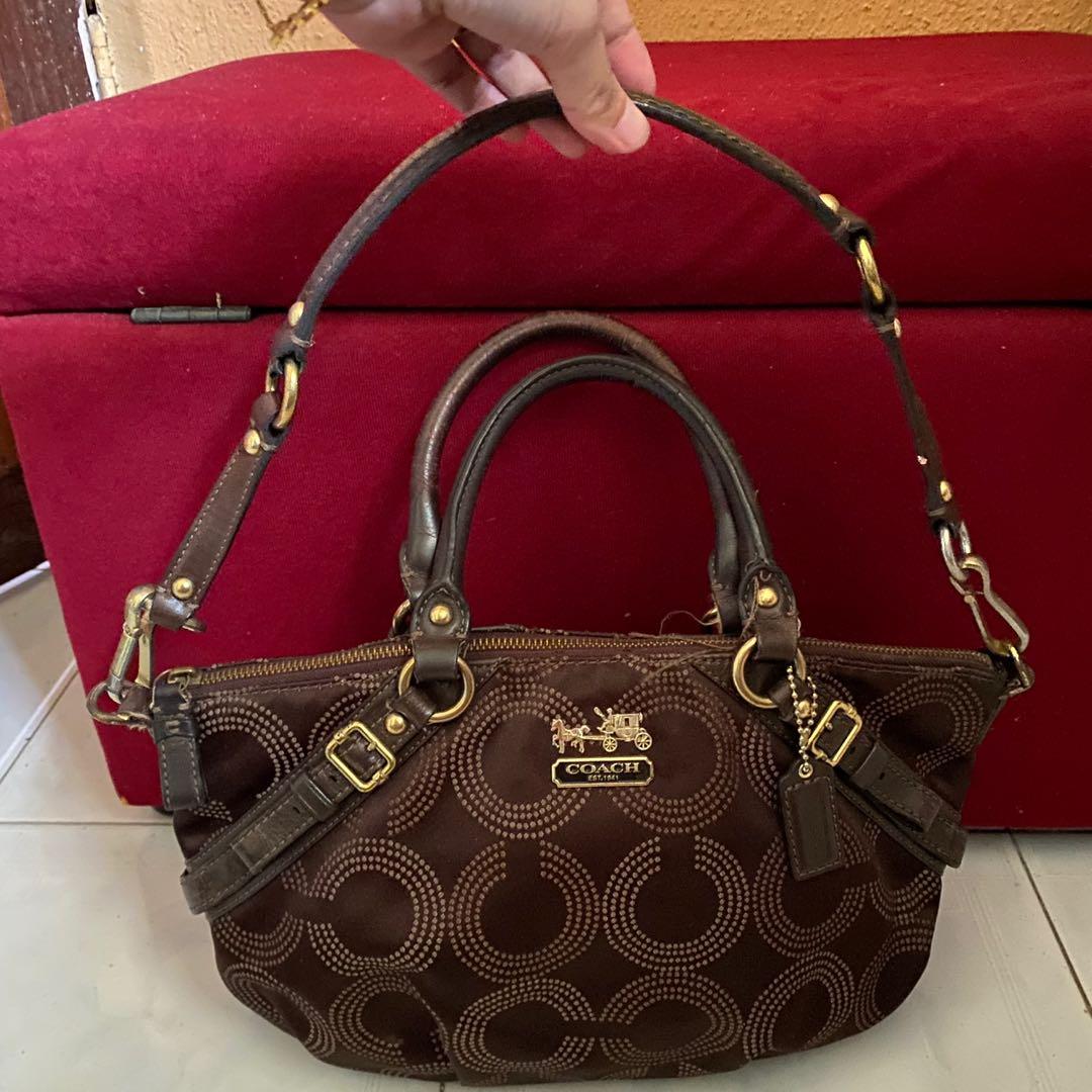Coach Handbag (Category: Clutches) located in Kota Bharu. Submitted by ayden.adellea (Listing ID 1096050737, Image 2). Description: Original. Condition as picture taken. Slightly negotiable. Offer me your price :) .