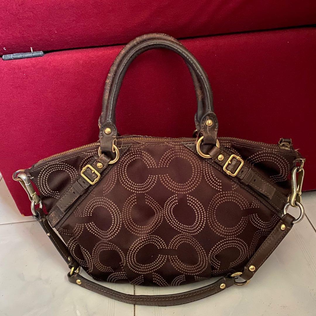 Coach Handbag (Category: Clutches) located in Kota Bharu. Submitted by ayden.adellea (Listing ID 1096050737, Image 3). Description: Original. Condition as picture taken. Slightly negotiable. Offer me your price :) .