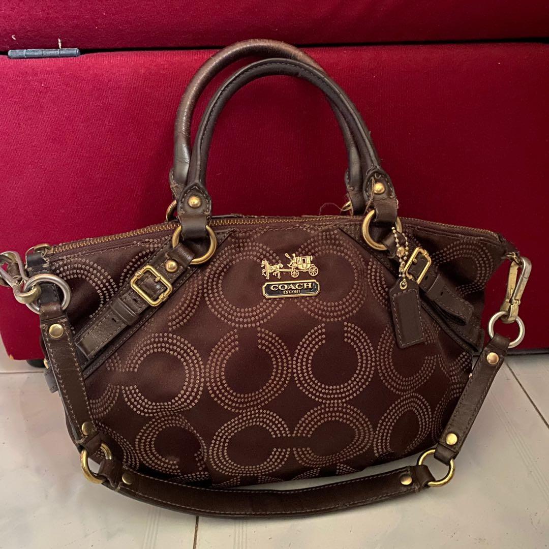 Coach Handbag (Category: Clutches) located in Kota Bharu. Submitted by ayden.adellea (Listing ID 1096050737, Image 1). Description: Original. Condition as picture taken. Slightly negotiable. Offer me your price :) .