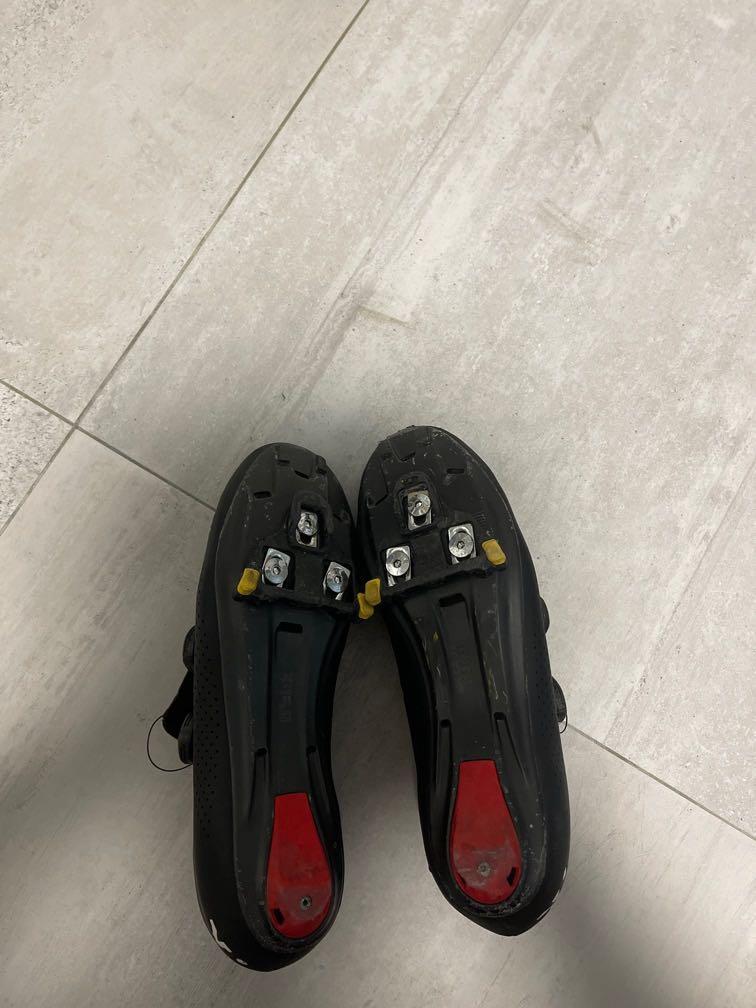 R1 cleats top