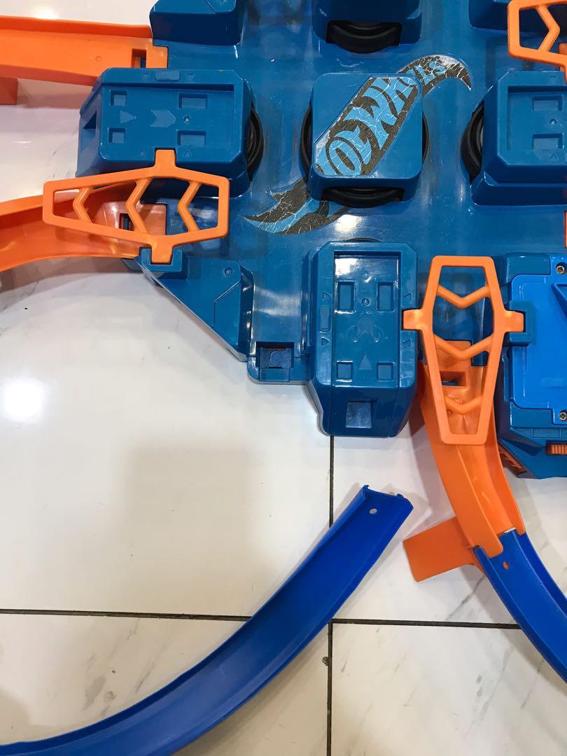 Hot Wheels Criss Cross Crash Motorized Track Set, Hobbies & Toys, Toys