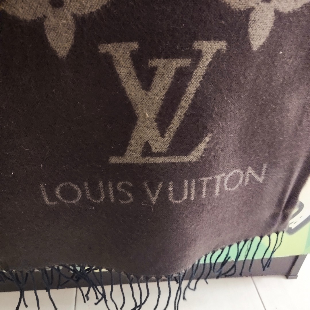 LV Essential Scarf, Women's Fashion, Watches & Accessories, Scarves on  Carousell