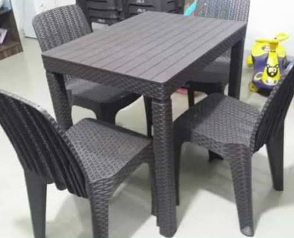 Plastic rattan outlet dining table