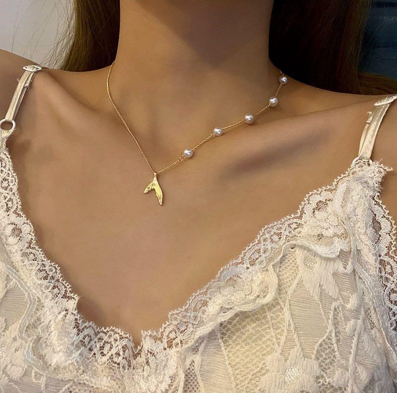 Choker chain with tail top