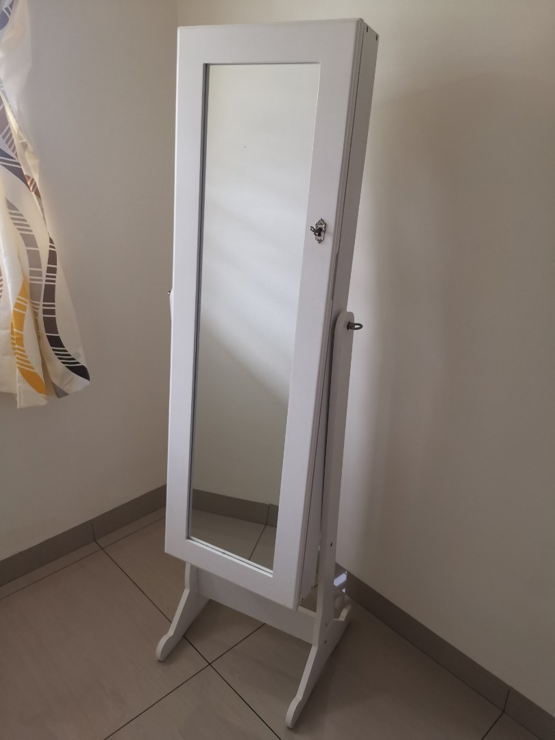 Mirror accessories shop