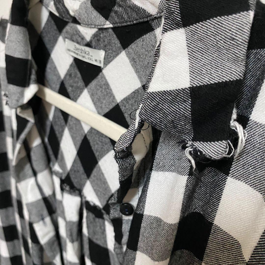 BERSHKA Checkered Flannel Plaid Polo (Category: Longsleeves) located in Angeles City. Submitted by chaqi (Listing ID 1096206699, Image 3). Description: ✨ decluttering sale ✨ BERSHKA Checkered Flannel black and white plaid polo flaws: loose thread on the left collar giving it a distressed look.