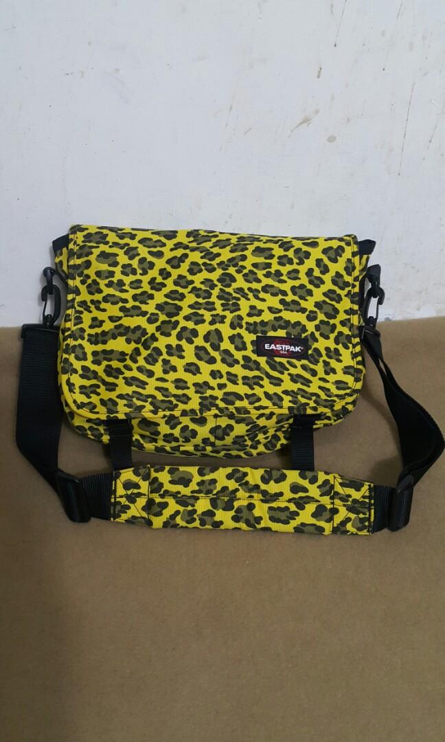 EASTPAK LEOPARD SLING BAG