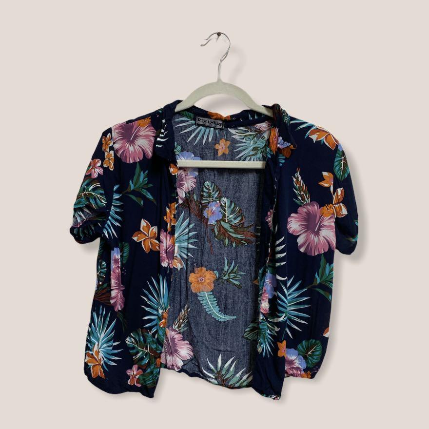 Floral Hawaiian Cropped Button down (Category: Others Tops) located in Angeles City. Submitted by chaqi (Listing ID 1096225692, Image 2). Description: ✨ decluttering sale ✨ Navy Floral Hawaiian Cropped Button down flaws: none.