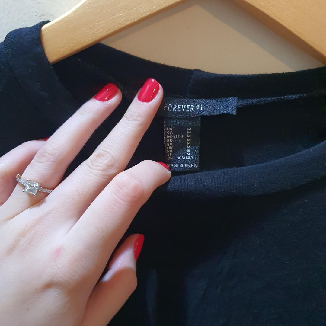 Forever21 Black Crop Top Long Sleeves (Category: Longsleeves) located in Angeles City. Submitted by declutt.rwithme (Listing ID 1096267880, Image 3). Description: never worn pero nalabhan na to no flaws stretchable bought this in US.