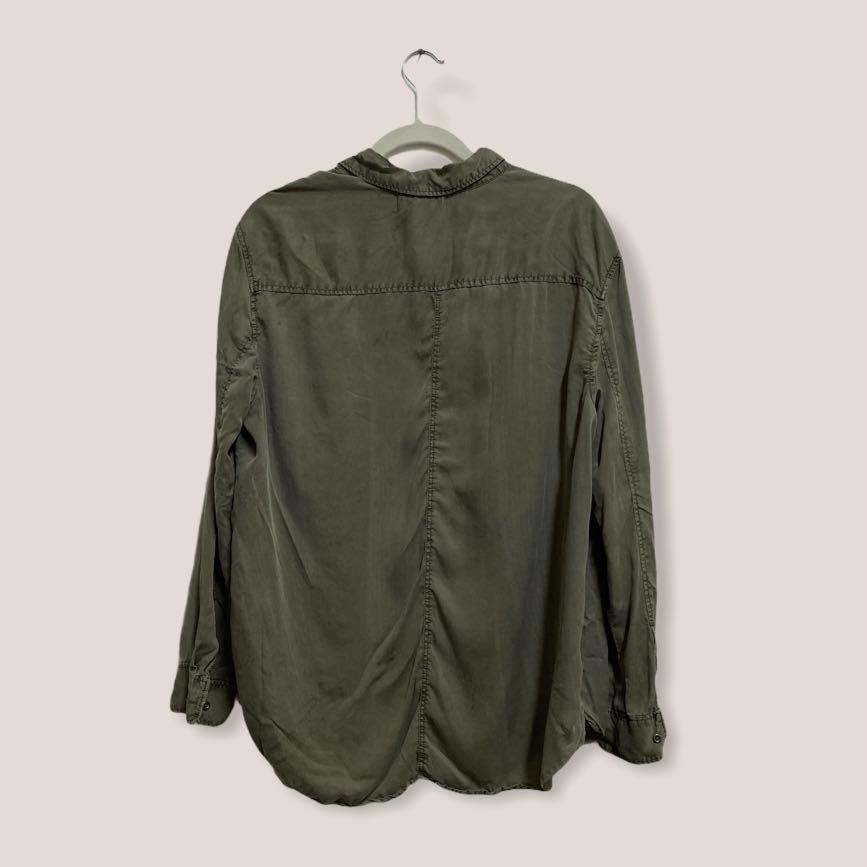 H&M Long Sleeve Button Down (Category: Longsleeves) located in Angeles City. Submitted by chaqi (Listing ID 1096208262, Image 3). Description: ✨ decluttering sale ✨ H&M Olive Green Long Sleeve Button down flaws: none.