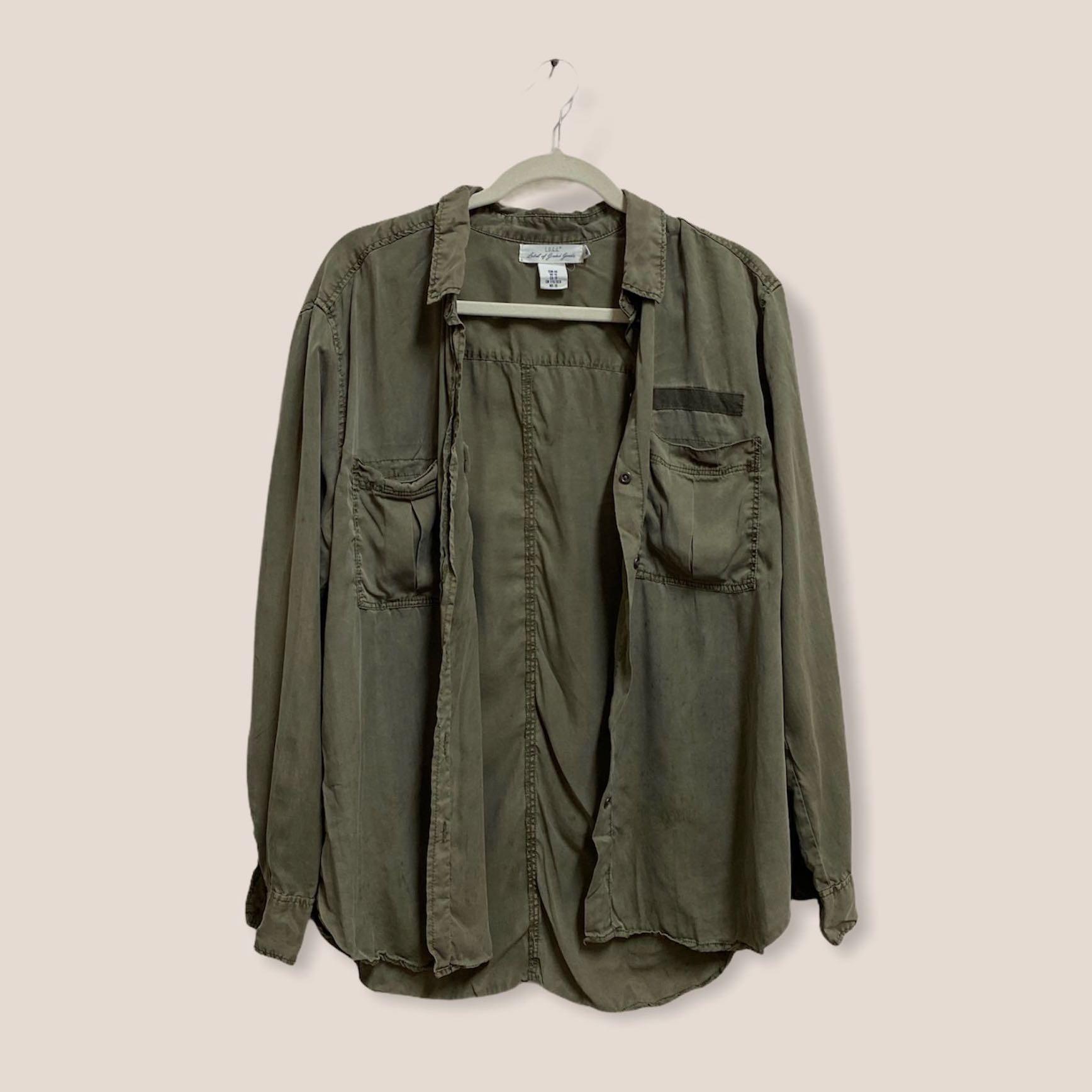 H&M Long Sleeve Button Down (Category: Longsleeves) located in Angeles City. Submitted by chaqi (Listing ID 1096208262, Image 1). Description: ✨ decluttering sale ✨ H&M Olive Green Long Sleeve Button down flaws: none.