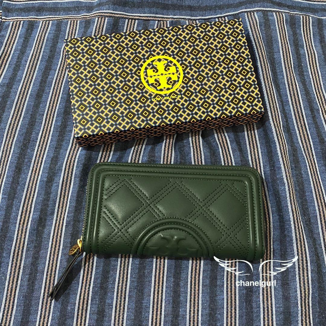 Real Shot Tory Burch Fleming soft wallet green Arugula color, Women's  Fashion, Bags & Wallets, Purses & Pouches on Carousell