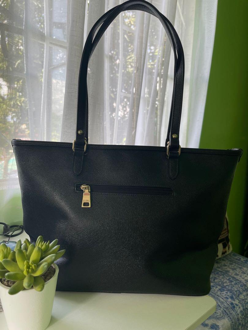 Studio 9 Saera Bag (Category: Luxury Bags & Wallets) located in Quezon City. Submitted by lookingclosetshop (Listing ID 1096143879, Image 3). Description: Excellent condition. Good as NEW!👜👜👜 Size Meduim pwede pa tumawad. Name your price mga sis! Thanks .