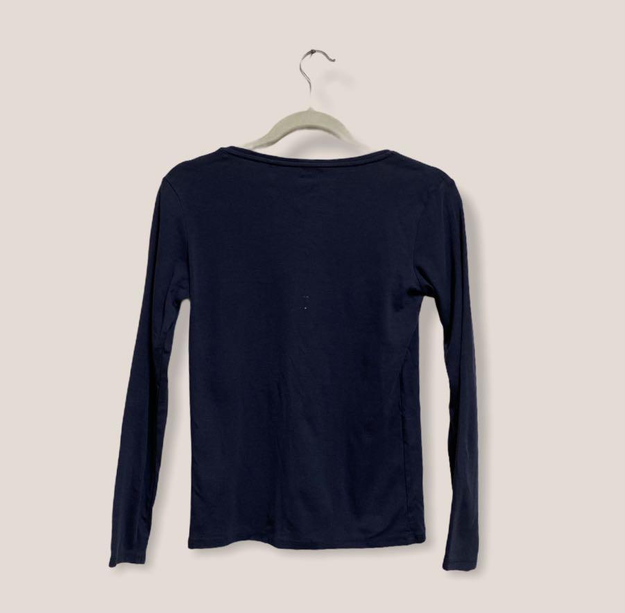 UNIQLO Navy Longsleeves (Category: Longsleeves) located in Angeles City. Submitted by chaqi (Listing ID 1096219019, Image 3). Description: ✨ decluttering sale ✨ UNIQLO Navy Longsleeves perfect for inner wear flaws: stain spots at the back (see photo).
