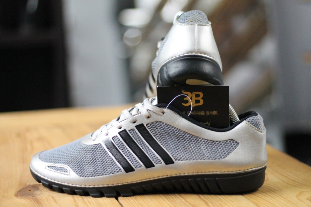 Size 9 UK ADIDAS Fluid Trainer Light M Shoes