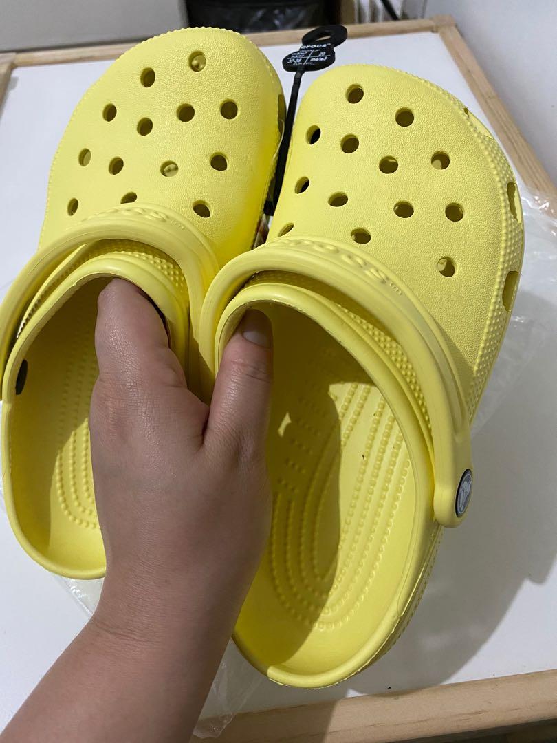 Crocs Classic clog banana w7