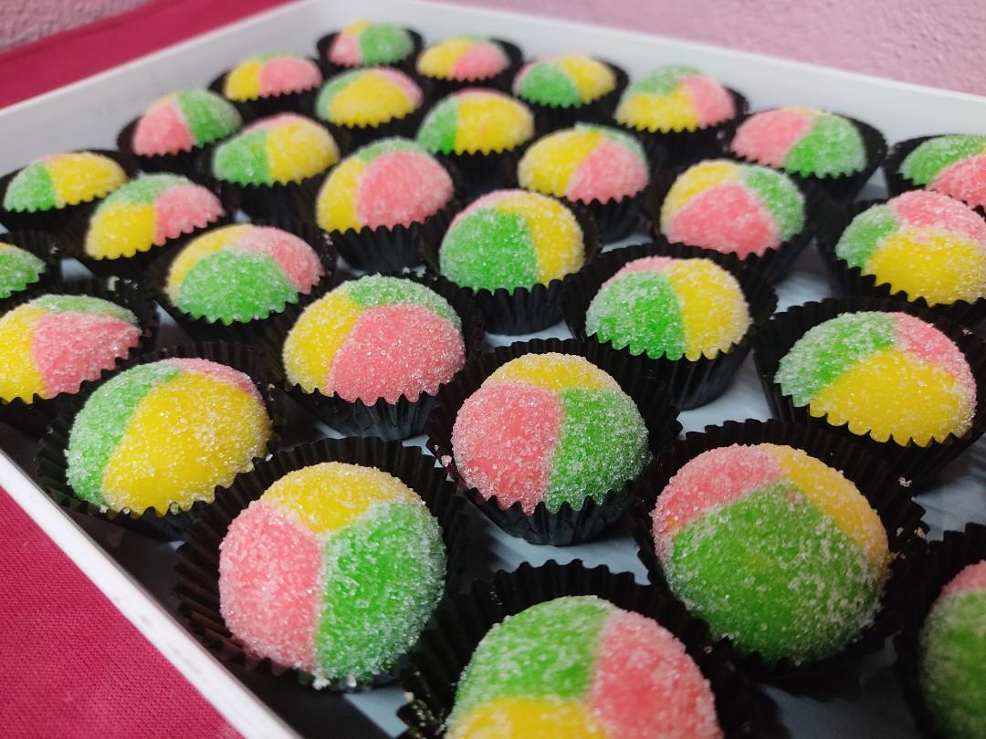 Kuih Raya Suji Pelangi Suji Kristal Biskut Arab 100 Minyak Sapi Food Drinks Baked Goods On Carousell