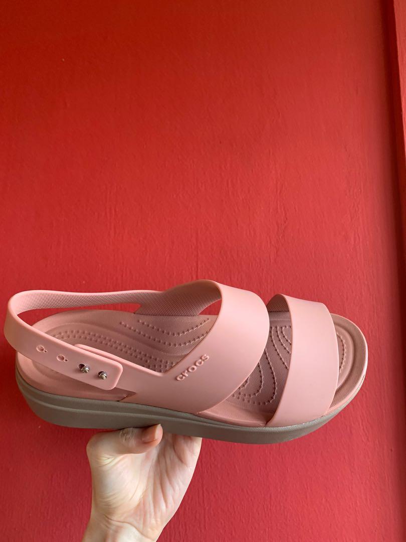 Rare Steal] Women's CROCS Brooklyn Low Wedge in Pale Blush/Mushroom ,  Women's Fashion, Footwear, Wedges on Carousell