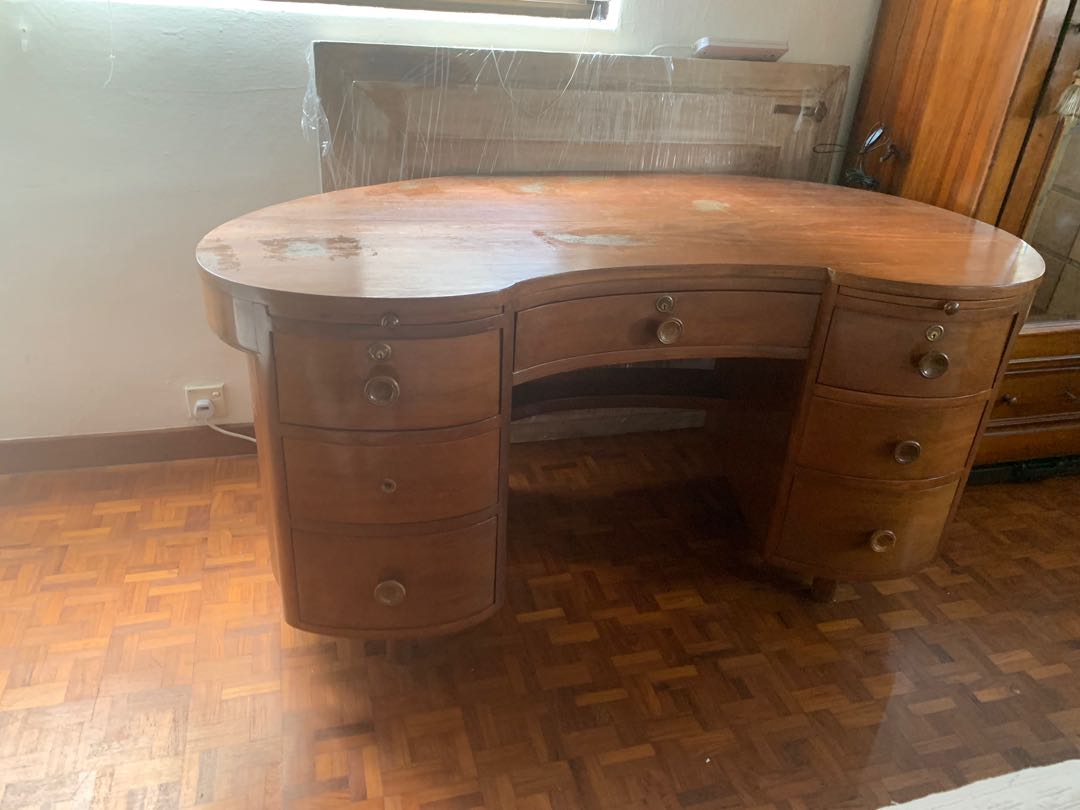 Modern kidney top shaped desk